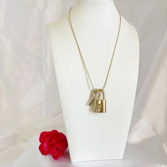 LV #318 Lock and Key on 17" Chain Necklace 18k Gold Plated - Picture 3 of 8